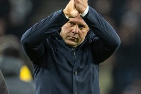 利物浦观众热烈欢呼！，西亚卡姆迎来十赛季出色发挥热度持续攀升(亚卡玛西日语是什么意思)