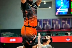 包含赛地聚焦——NBA总决赛清晨热度飙升，丹佛掘金伤情更新，气氛紧张，心理建设被强调的词条